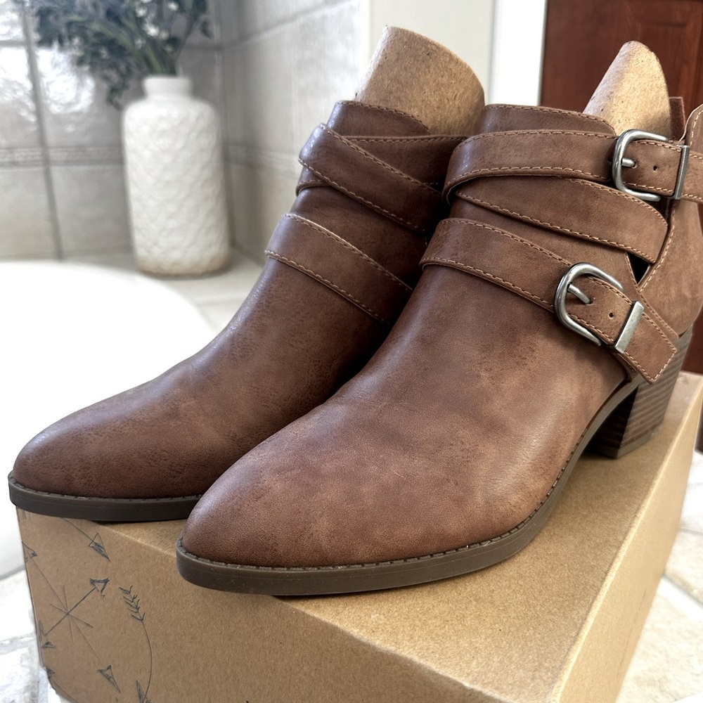 NWT Indigo Rd Zelda bootie brown size 9